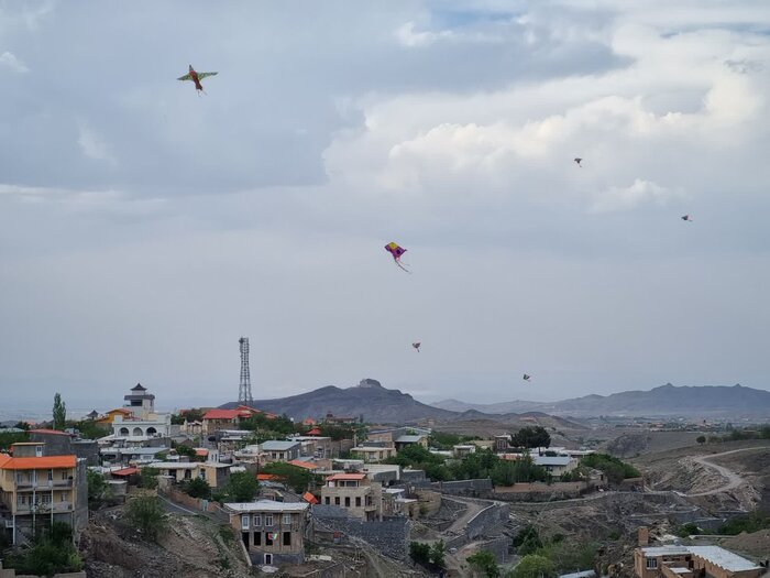 هفتمین جشنواره بادبادک‌ها در روستای خاوه قم برگزار شد + فیلم