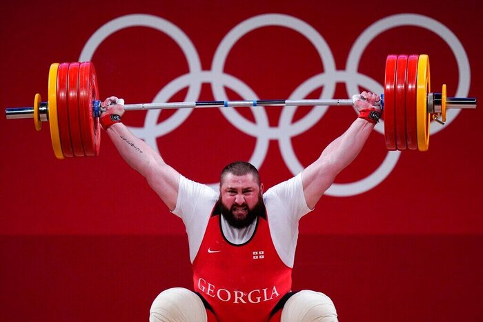 رقص پرچمهای سرخ بر فراز آسمان پایتخت/ از عصبانیت شدید ساپینتو تا اشک شوق هوادار نابینا