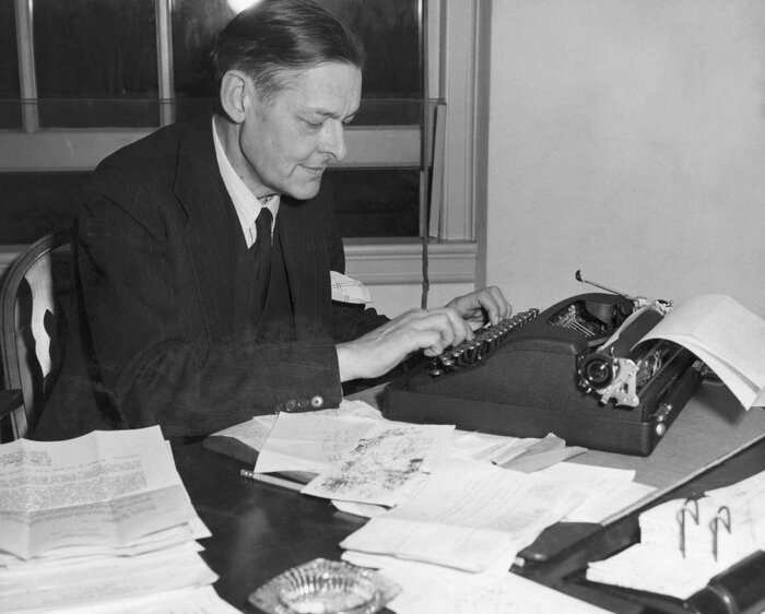 پدرم درآمد تا آدم فرهنگی باشم، مگر دیوانهام خودم را سیاسی کنم