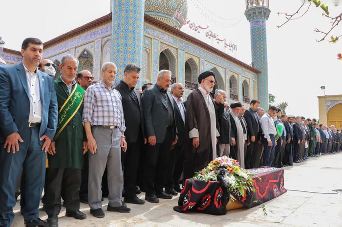 پیکر مادر سه سردار شهید برادران «ایزدی» در شیراز به خاک سپرده شد 