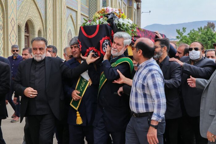 پیکر مادر سه سردار شهید برادران «ایزدی» در شیراز به خاک سپرده شد 