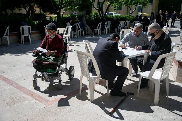 مشکلات خانواده شهدا فراتر از ضوابط دست و پاگیر اداری حل شود