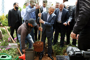 Iran FM visits Lebanon's Maroun El Ras near border with Israel