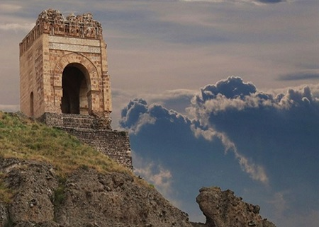 معرفی قلعه ضحاک؛ برجی از شکوه و ترس