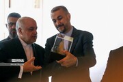 Amir Abdolahian recibe el símbolo de Resistencia del Hezbolá