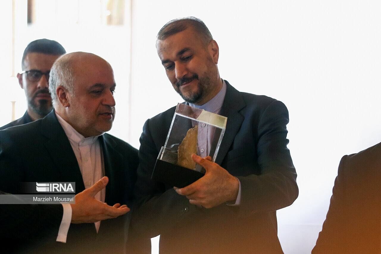 L’étrange cadeau des Libanais offert au ministre iranien des Affaires étrangères