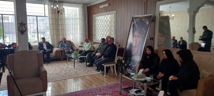 مسوولان سبزوار با خانواده شهید آمر به معروف دیدار کردند