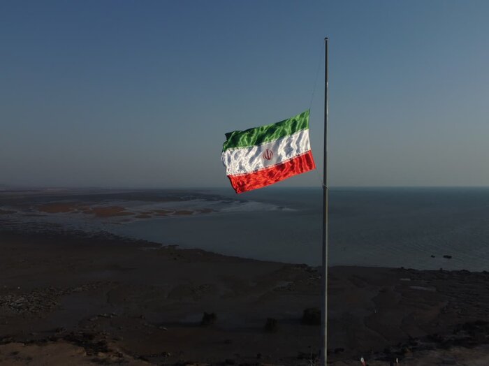 پرچم ایران در پاسگاه تاریخی انگلیسی های جزیره قشم به اهتزاز در آمد