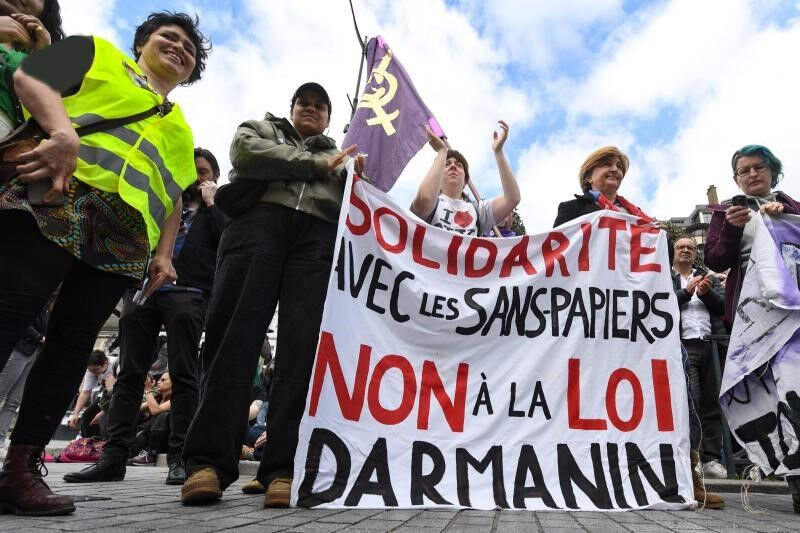 هزاران نفر در اعتراض به طرح‌های مهاجرتی دولت فرانسه تظاهرات کردند