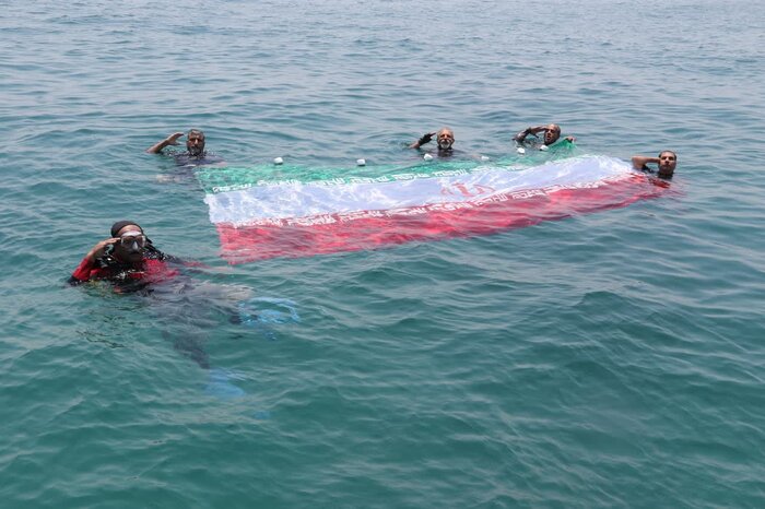 نصب بزرگ‌ ترین پرچم جمهوری اسلامی ایران در آب‌ های خلیج‌ فارس