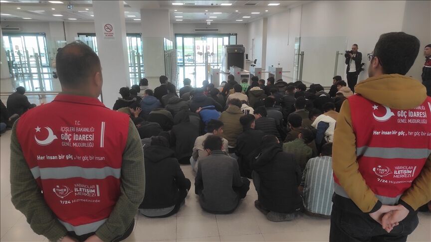 138 Afgan göçmen Türkiye'den sınır dışı edildi 