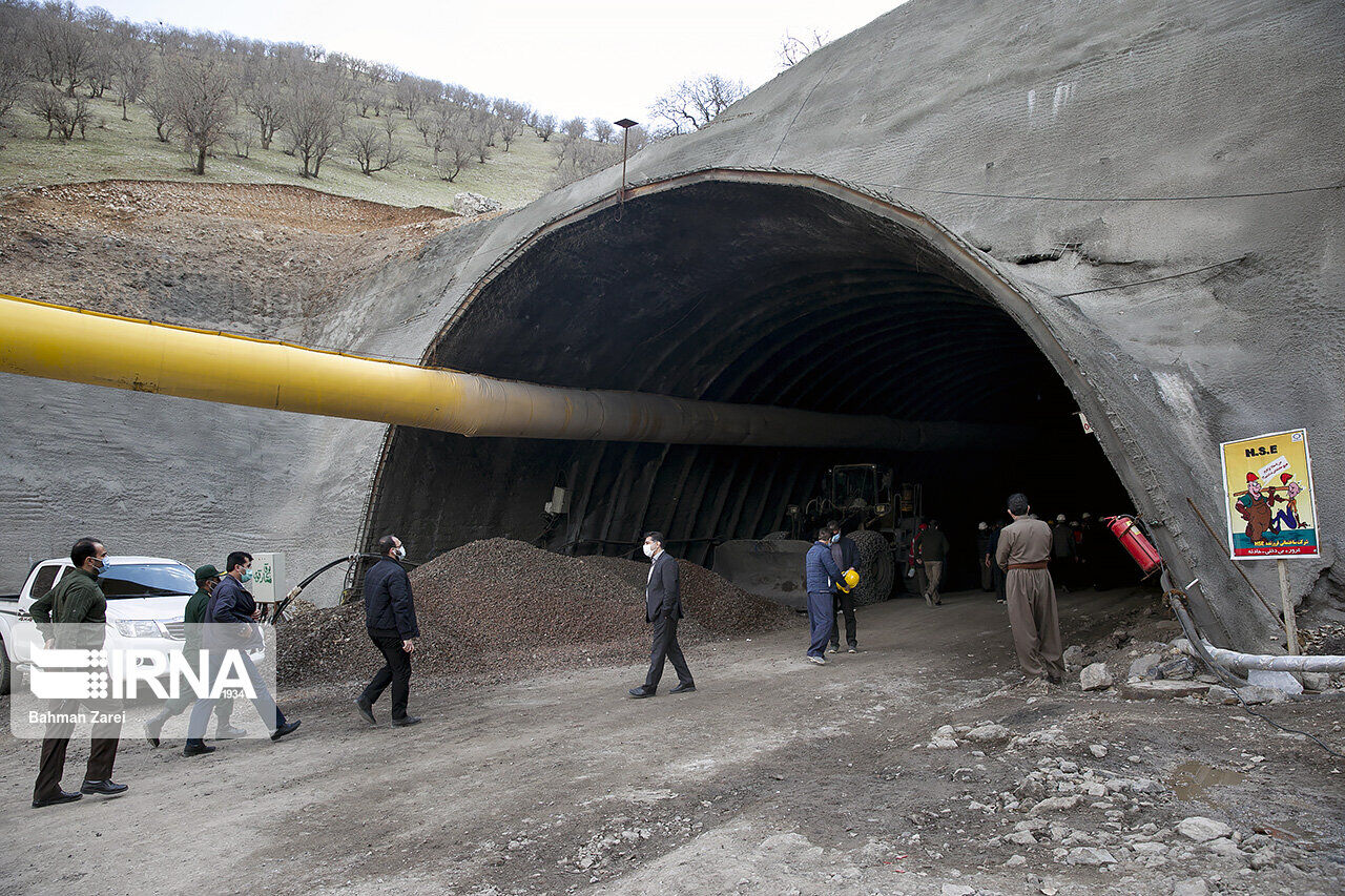 طولانیترین تونل جادهای کرمانشاه وارد فاز آسفالت برای بهرهبرداری شد