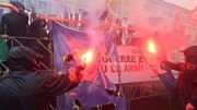 Manifestantes italianos incendian banderas de la UE y la OTAN