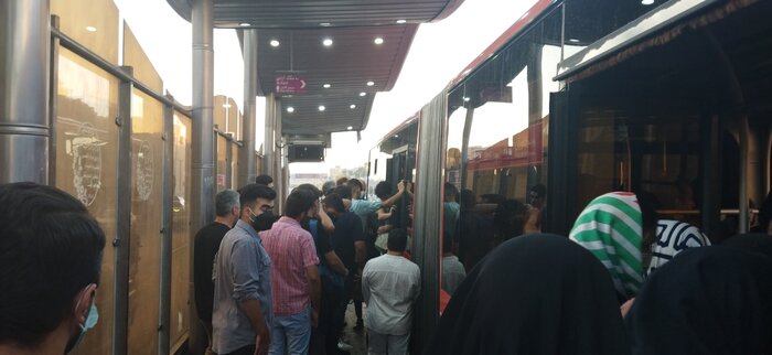 سرگردانی مردم تهران در ایستگاههای اتوبوس/ زاکانی از ورود هزار اتوبوس به پایتخت خبر داد