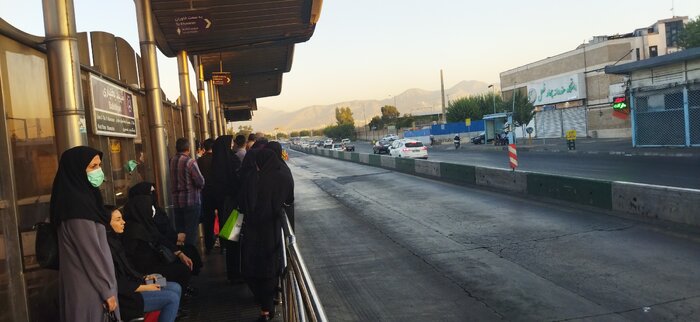 ازدحام مردم در ایستگاه‌های تاکسی و اتوبوس تهران/ ترافیک یا مدیریت