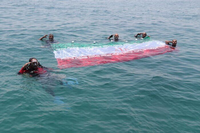 Le plus grand drapeau de la République islamique d'Iran a été installé dans les eaux du golfe Persique