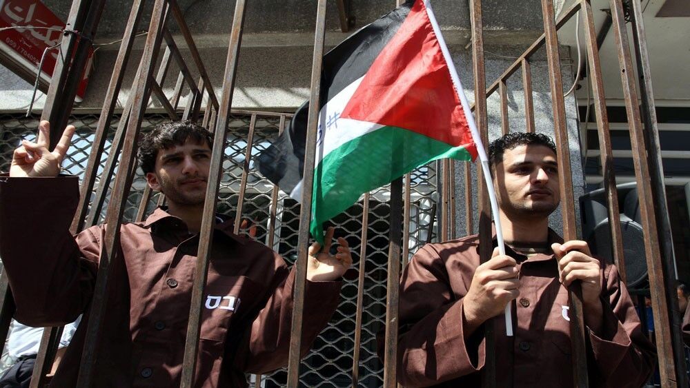 الاحتلال يعتقل 900 فلسطيني خلال شهر أبريل