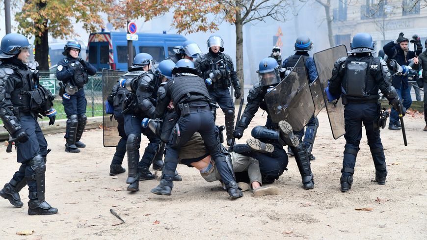 Une analyse sur les répressions policières en France