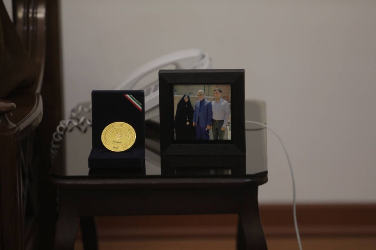 مدال طلای المپیاد یکی از شهدای سانحه هواپیمای اوکراینی به موزه رضوی اهدا شد