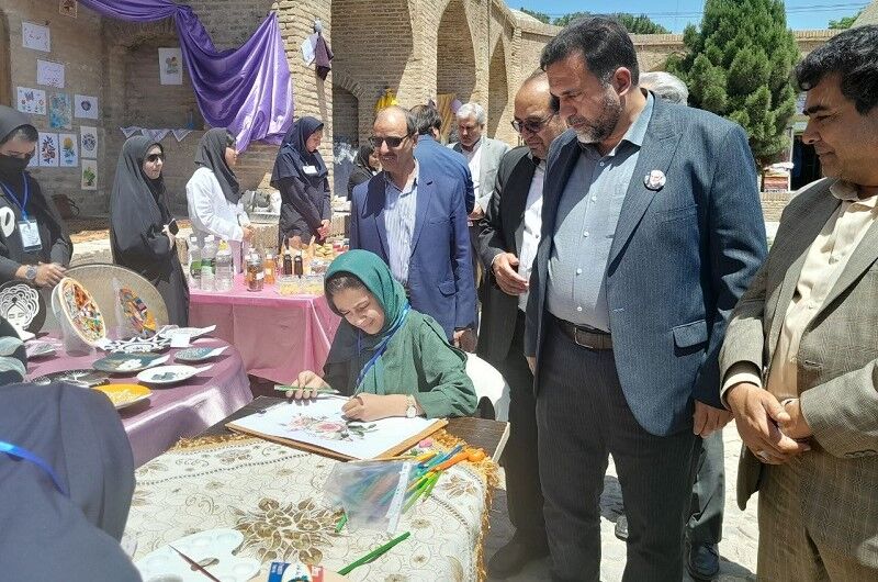 نمایشگاه دستاوردهای هنرجویان تربتحیدریه در هفته معلم برپا شد نمایشگاه دستاوردهای هنرجویان تربتحیدریه در هفته معلم برپا شد
