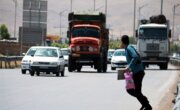 فیلم/نبود کمربندی و جولان وسائل نقلیه سنگین در خیابانهای گناباد