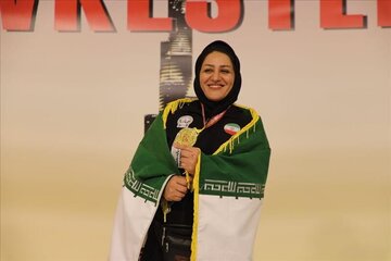 Pour la première fois de l'histoire, une femme iranienne a remporté une médaille d'or au championnat d'Asie de bras de fer