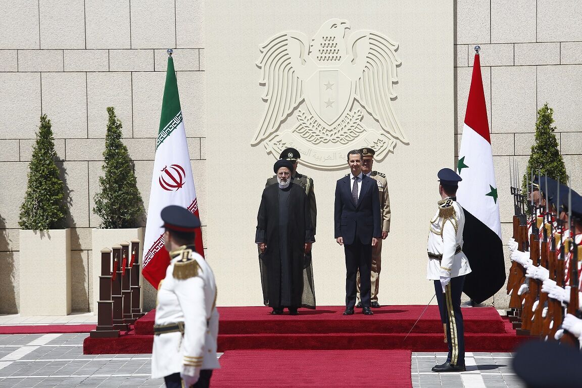 Bashar al-Assad recibe oficialmente al presidente Raisi