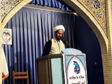 امام جمعه موقت خرم‌آباد: امام (ره) بزرگترین احیاگر دین اسلام بعد از پیامبر و ائمه بود