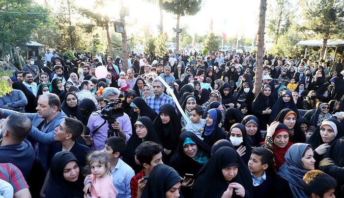 جشن تولد دختر ۹ ساله شهید مدافع حرم کنار مزار پدرش در بهشت زهرا (س) برگزار شد
