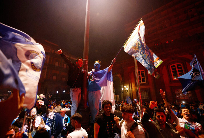 جشن خیابانی قهرمانی ناپولی یک قربانی گرفت