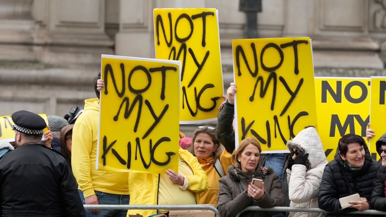 «Pas mon roi»: des manifestants britanniques à Londres