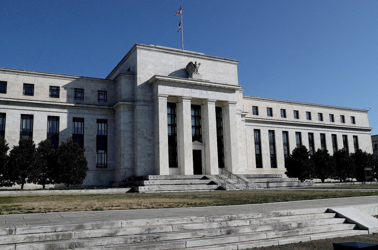 Les prêts bancaires américains atteignent un record alors que les dépôts chutent, selon les données de la Fed