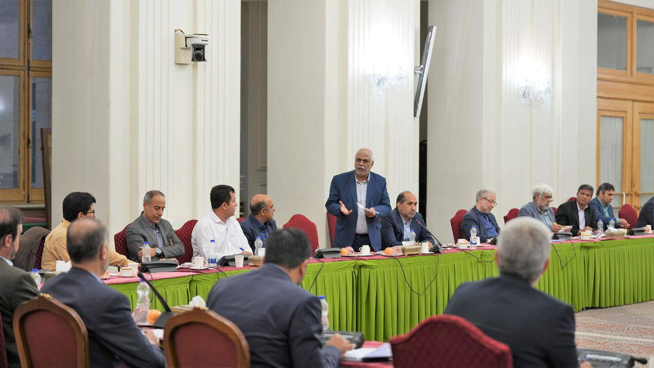 تاکید نمایندگان و نخبگان سیستان و بلوچستان و وزیر خارجه بر پیگیری حق آبه هیرمند