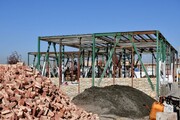 اسکلت فلزی هزارمین واحد احداثی زلزله‌زده در خوی نصب شد