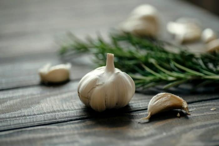 عوارض ماندن آب در گوش و روش خانگی خشک کردن آن