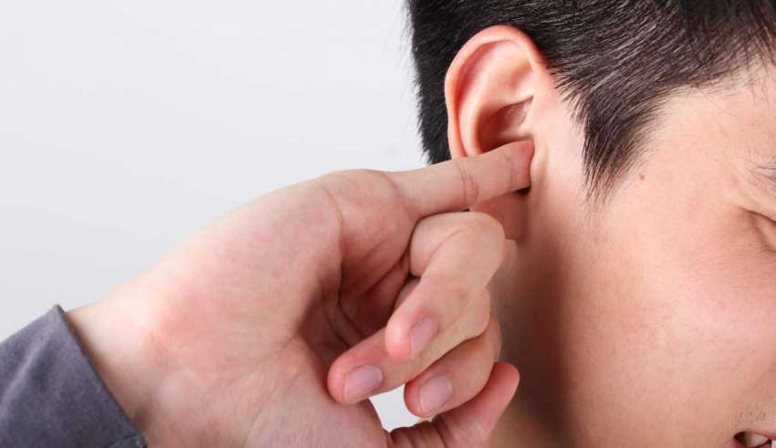 عوارض ماندن آب در گوش و روش خانگی خشک کردن آن