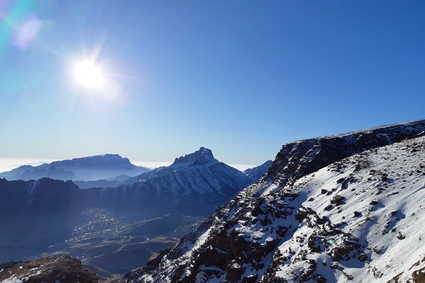 گردش در شیرکوه یزد؛ سفری به دنیای صخره و طبیعت