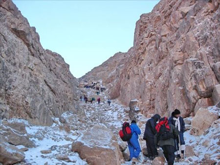 گردش در شیرکوه یزد؛ سفری به دنیای صخره و طبیعت