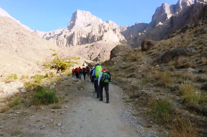 گردش در شیرکوه یزد؛ سفری به دنیای صخره و طبیعت