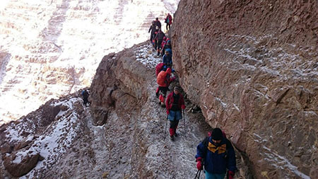 گردش در شیرکوه یزد؛ سفری به دنیای صخره و طبیعت