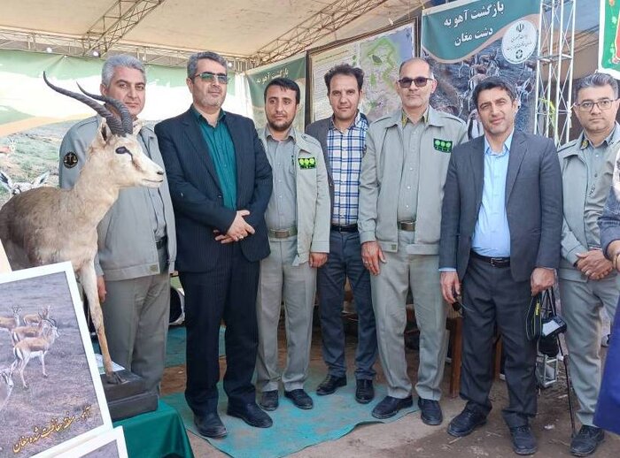 "مدیرکل و کارشناسان محیط زیست استان اردبیل در غرفه طرح احیای آهوی مغان در جشنواره بین المللی کوچ عشایر شاهسون"
