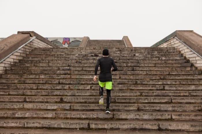 دلیل خستگی و تنگی نفس هنگام بالا رفتن از پله