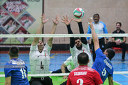 Das Spiel der Sitzvolleyball-Mannschaften aus Iran und Kasachstan