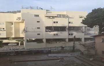 یک ساختمان ۴ طبقه در جنوب تل‌آویو هدف موشک‌های گروههای مقاومت فلسطینی قرار گرفت+فیلم