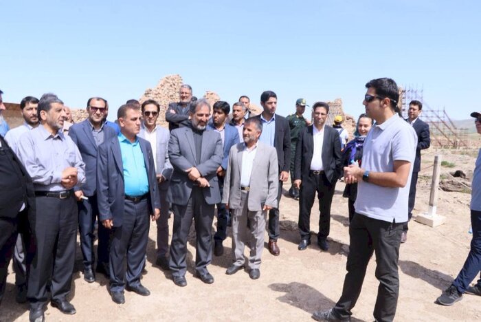 وزیر میراث فرهنگی از جاذبه‌های تاریخی و گردشگری تکاب بازدید کرد