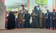 فیلم/ رونمایی از تقریظ رهبر انقلاب بر کتاب "خاتون و قوماندان" در مشهد
