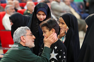Le commandant de la force Quds du CGRI rencontre les familles des martyrs