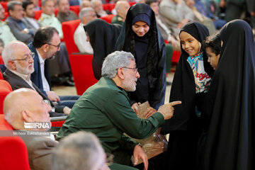 Le commandant de la force Quds du CGRI rencontre les familles des martyrs