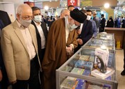 قائد الثورة الاسلامية يتفقد معرض طهران الدولي للكتاب