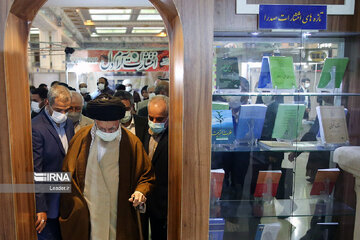 Visite du Guide suprême à la 34ème Foire Internationale du Livre de Téhéran